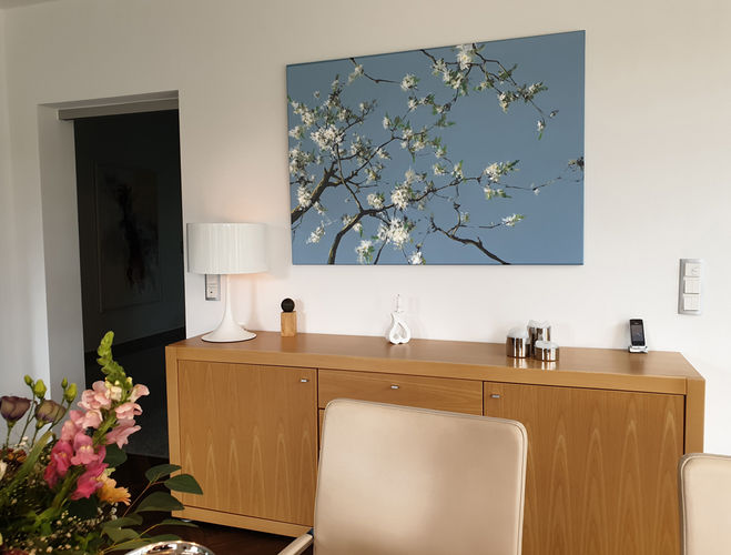 Kirschblüten in Wohnraum Franken / Acryl auf Leinwand
